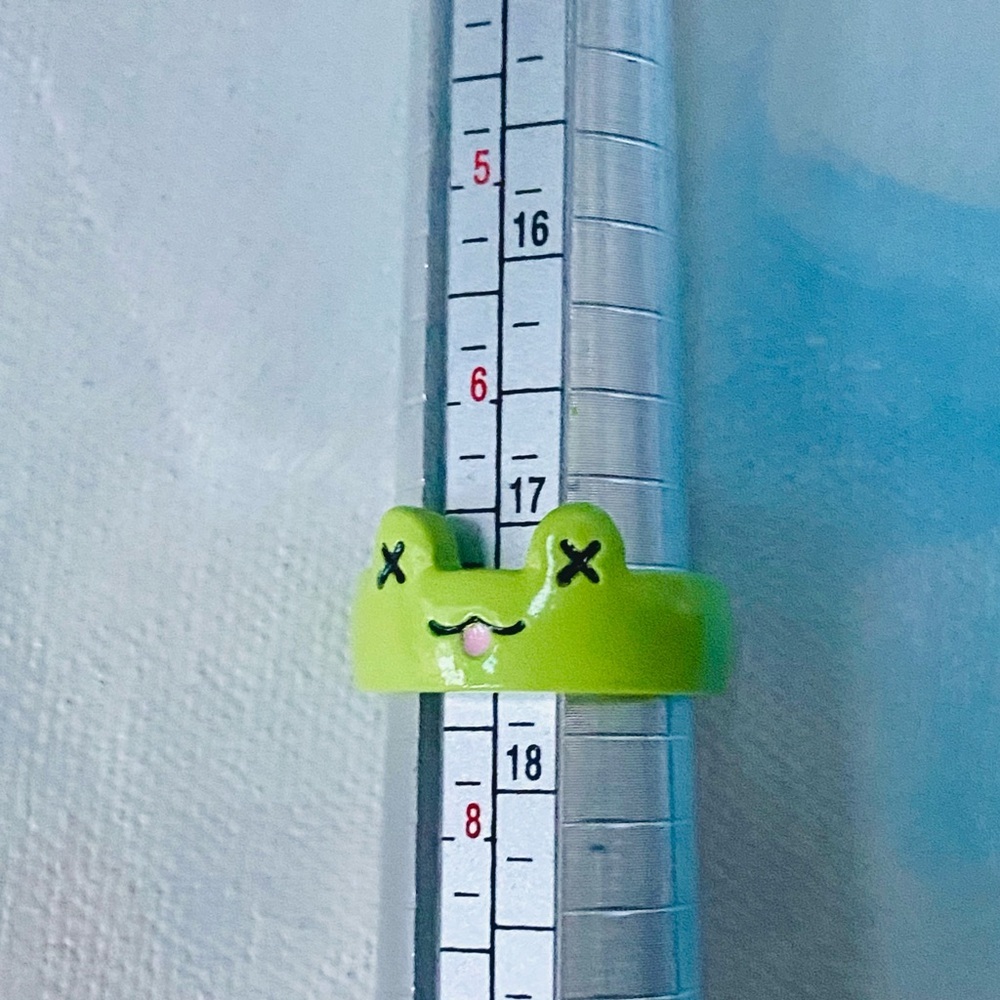 Chunky Green Frog Resin Ring Size 7.25 - Picture 2 of 3